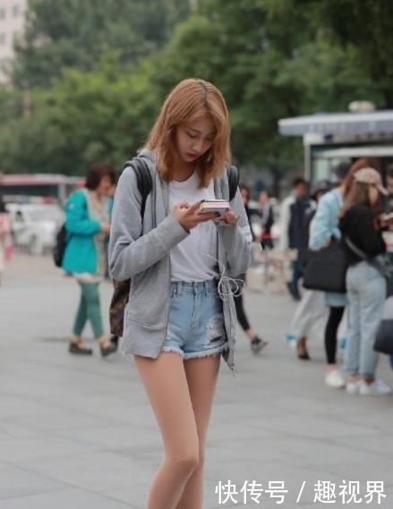 『小姐姐』街拍:超可爱的小姐姐,大长腿十分亮眼,非常有女人味