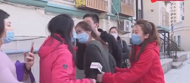 『刘女士家』自家卧室被砸大洞, 邻居带10多人找上门: 你家阁楼有一半是我的!