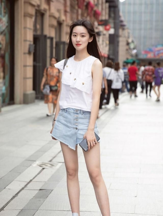 【展现】路人街拍:时髦优雅的包臀裙美女,展现完美的身材曲线