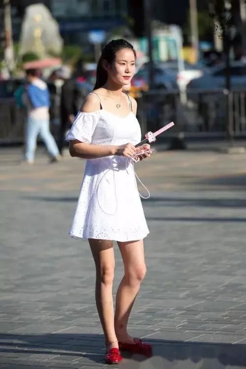 东莞街拍，图一10万娶回家，图二要价30万，你会选择哪一个?