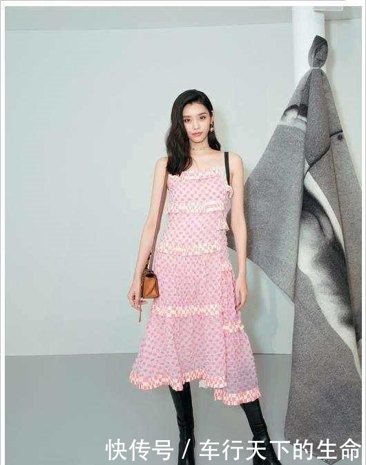 奚梦瑶真能作! 穿高跟鞋还裹一层塑料膜, 网友: 浓浓的臭脚丫味!