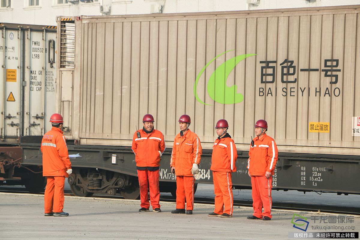 2019春运|首趟冷藏集装箱班列满载生鲜年货抵京