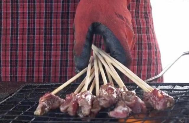 很多人在川藏线上卖红牛、TT赚钱,他却卖牛肉串赚大发了