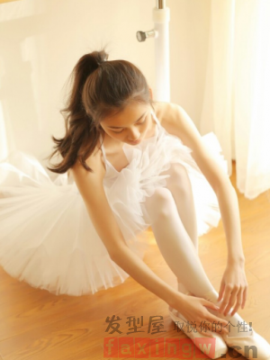 清新女生无刘海露额扎发 日常释放青春魅力