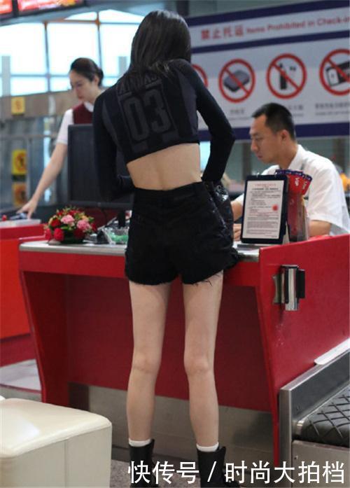 奚梦瑶上身紧下身松，裸背上街气场大，网友：这么放肆能进豪门？