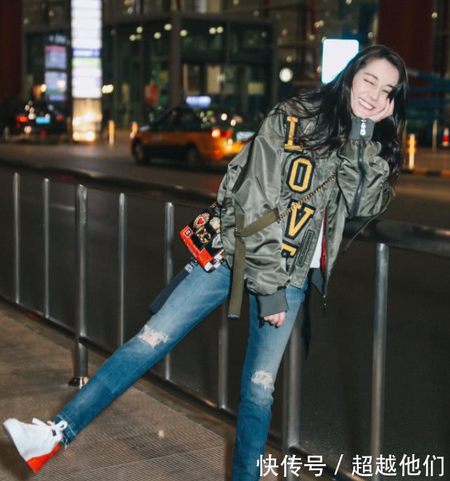 迪丽热巴的裤子绝了，这是湿了吗？居然意外的很好看！