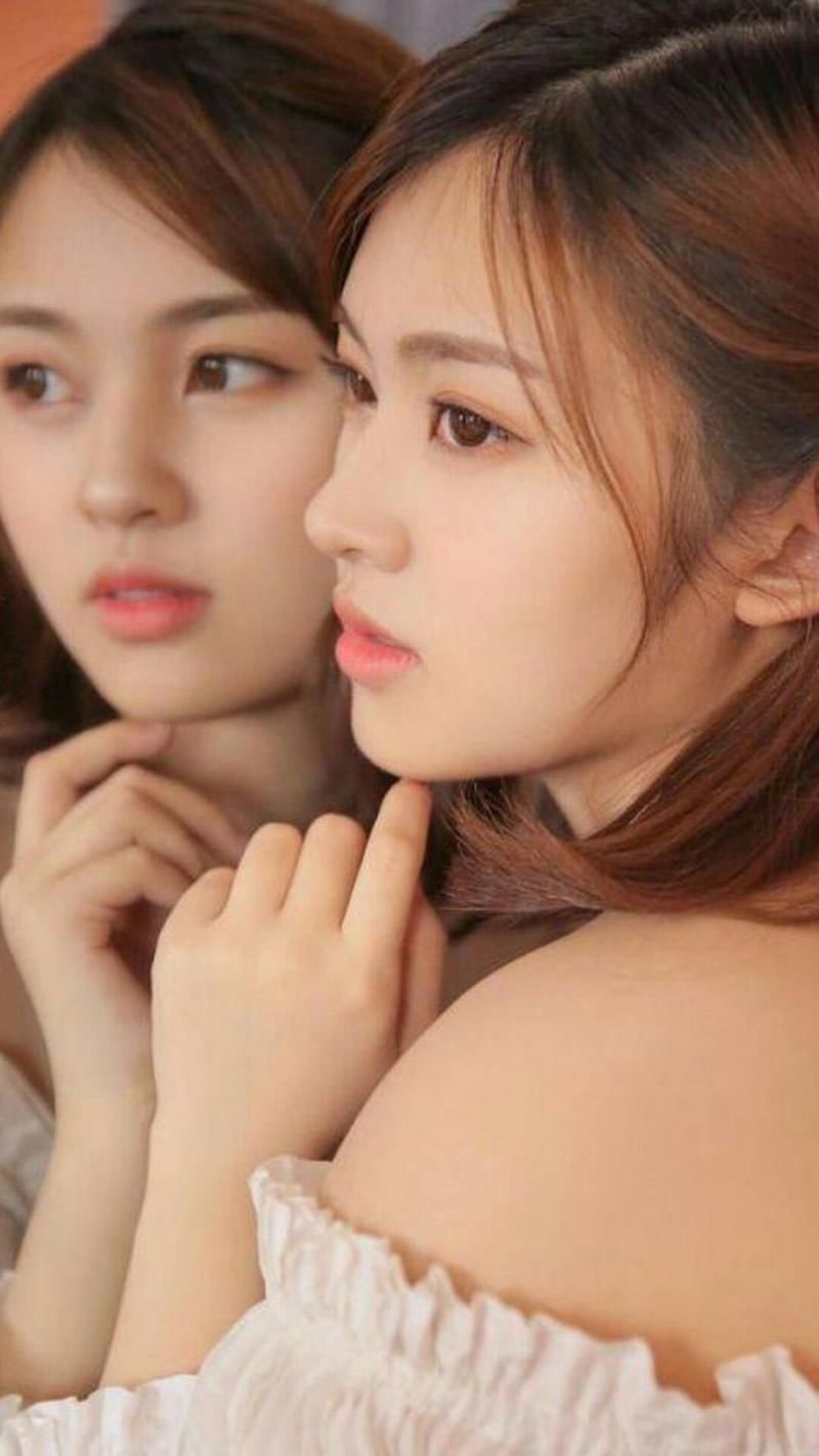 白嫩美女性感露肩诱人写真图片