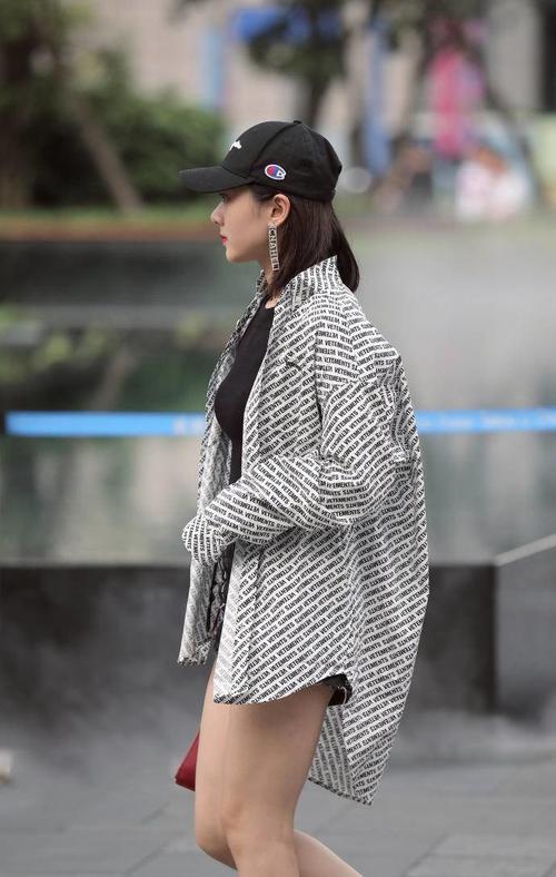 街拍：可爱俏皮的打底裤小姐姐身材出众，气质优雅，特别吸睛！