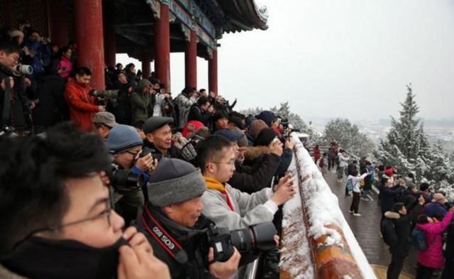 北京一场大雪，俘获了数千游客的心，早晨6点排队看雪景