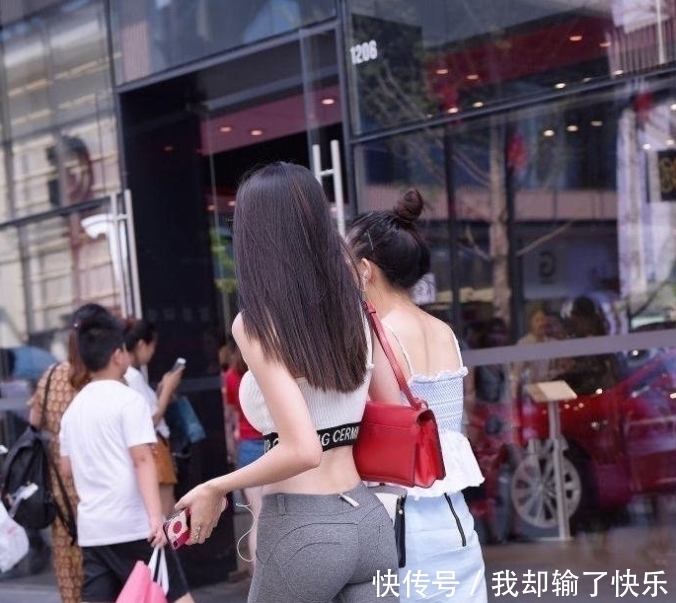 夸张:街拍:毫不夸张地说,这才是百里挑一的真女神!