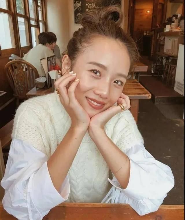  女生■黑黄皮的小个子女生相貌一般却很时尚潮流！穿衣搭配显瘦气场，填满现代感！