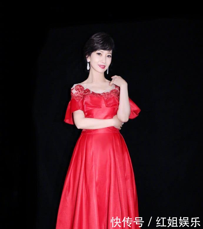 赵雅芝穿黑纱蓬松裙, 不仅没有扮嫩嫌疑, 看起来还特有少女样!