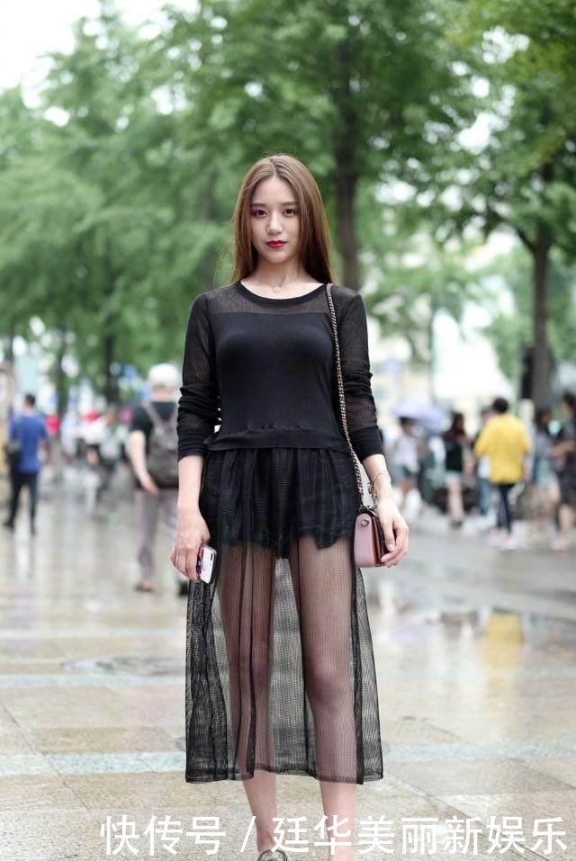 【美女】街拍:美女搭配一件毛边热裤,头戴黑色渔夫帽,既遮阳防晒又时尚