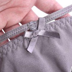 难怪老婆把文胸都扔了，现在女人都流行“前扣式”，性感更方便