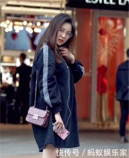  『女人味』街拍：身穿露肩白色时尚款连衣裙，秀出雪白的香肩，具有非常性感的女人味