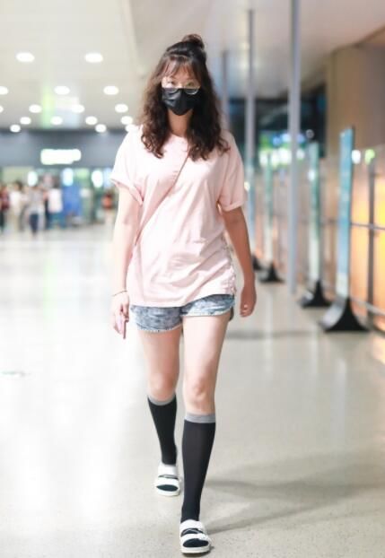 前中国女排惠若琪粉装现身机场，大长腿吸睛，网友:袜子辣眼睛!