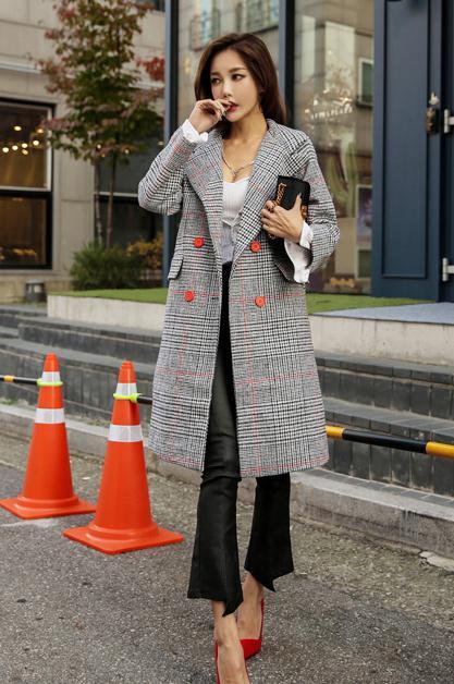 高跟鞋勾勒出娇俏灵动的美足，是职场OL必备的女神鞋品