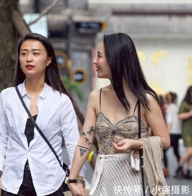 气质小姐姐吊带背心裹出迷人曲线，出门逛街到哪里都不会忘掉闺蜜