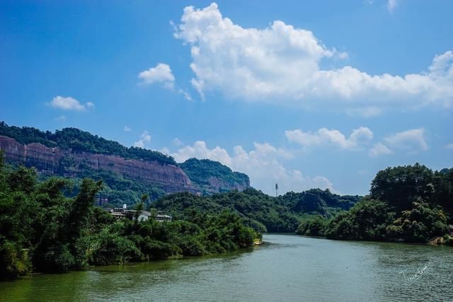 中国这座山峰很有意思,当地人告诉原因后,所有人都十分尊敬