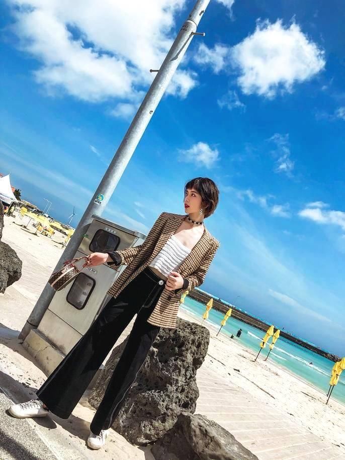 美女岚雪长相卓越多姿身材优美