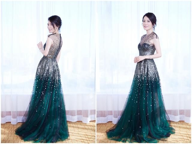 不用刻意装嫩，俞飞鸿穿深v也如此惊艳，世界小姐也没占便宜