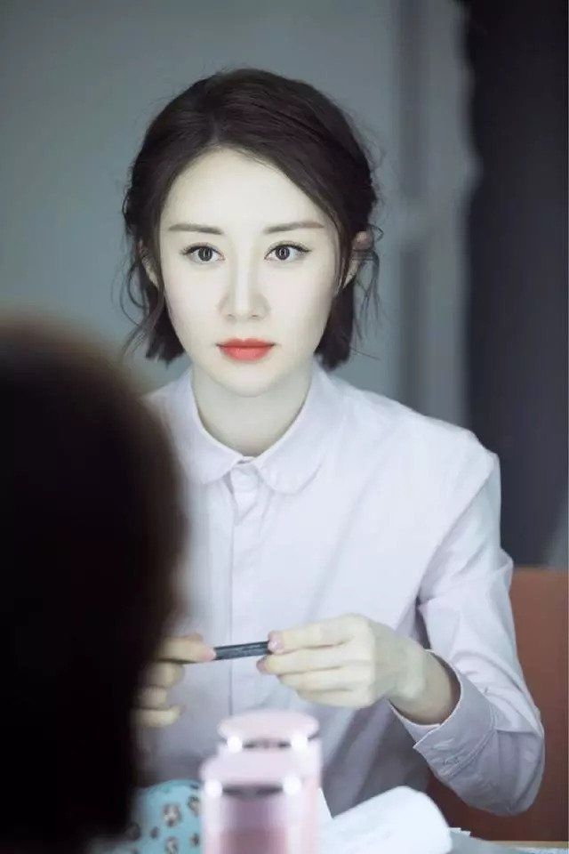 舒畅只是剪了摩卡波波头发型，人变美了还特别减龄，网友:她红了