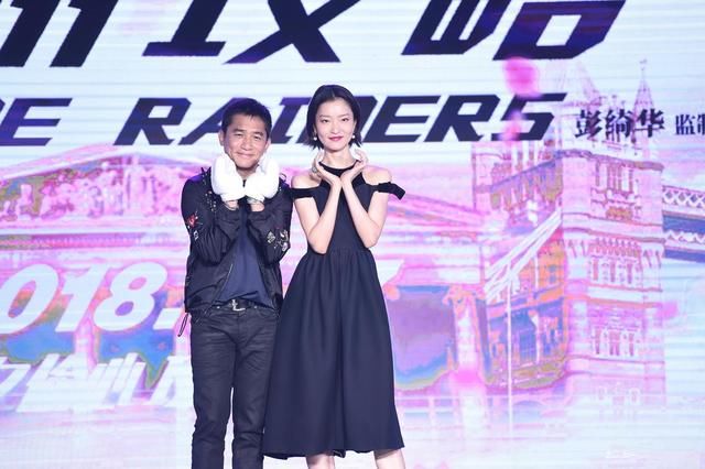 172唐嫣和179杜鹃同台，秀腿斗美，网友：想过旁边梁朝伟的感受吗