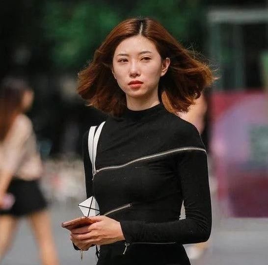  「女人」迷人靓丽的美女街拍：骨感的美女，尽情绽放成熟女人魅力
