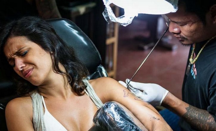 美女纹身时候的表情什么样?和纹身师形成鲜明的对比