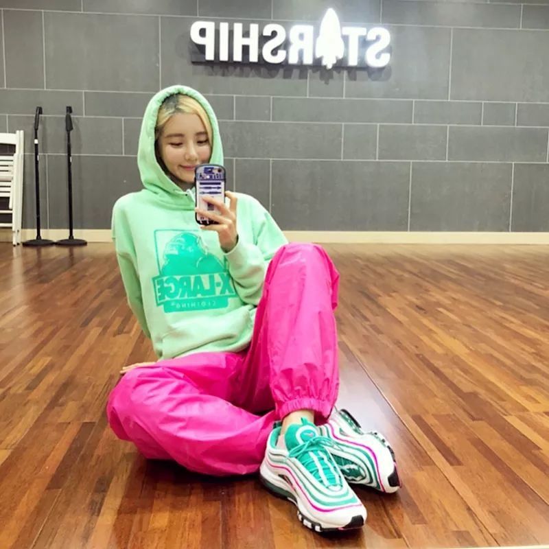 Yeezy、OW x AJ1 齐亮相，看看女神们最近又上脚了什么鞋!