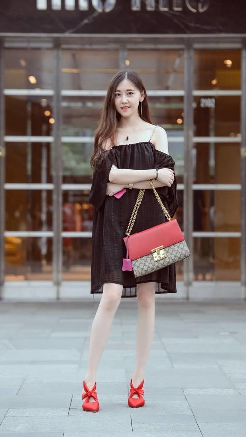 街拍：性感成熟眉清目秀的小姐姐，穿着清凉简约装扮养眼又显瘦！