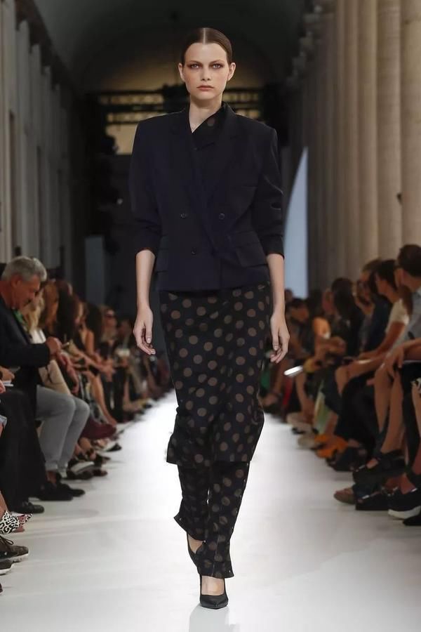 好看的大衣那么多 能时髦几十年的却只有它