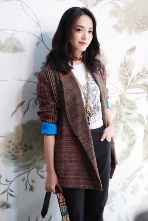 刘诗诗一言不合剪短发秀长腿，迪丽热巴气场全开完成T台首秀！