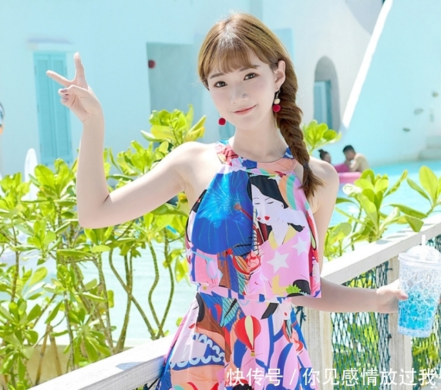 靓丽模特鼓浪屿写真，连衣裙吸引人，这样的小姐姐你会不喜欢？