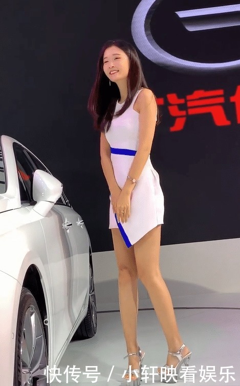 气质|美女气质出众,制服连衣裙搭配银色高跟鞋真的好看!