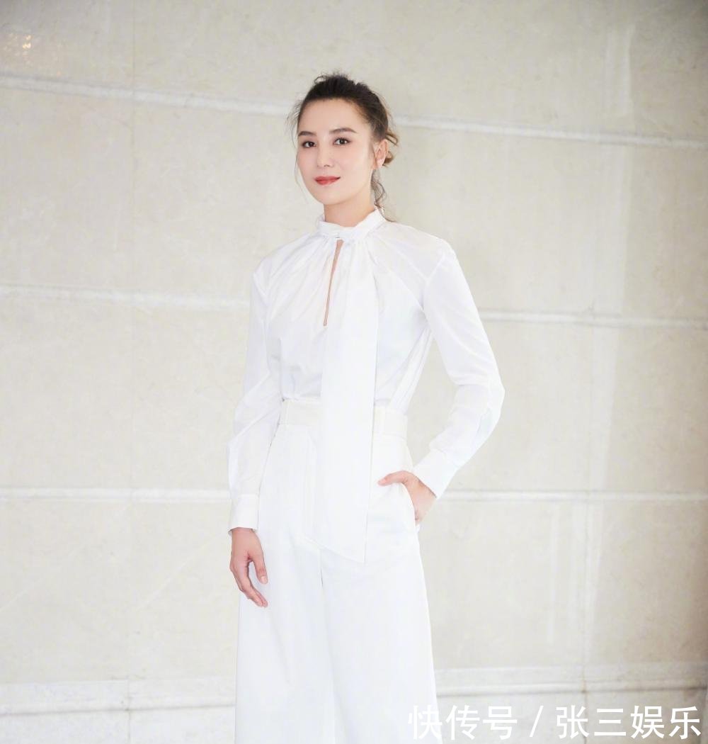 宋佳不过是穿了条运动裤, 就嫩了不止10岁, 网友: 太敢穿了吧?