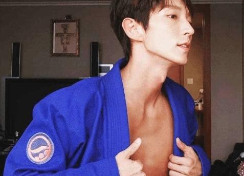 「女星」他有着半个娱乐圈女星都羡慕的身材,今片约不断,网友:王的男人