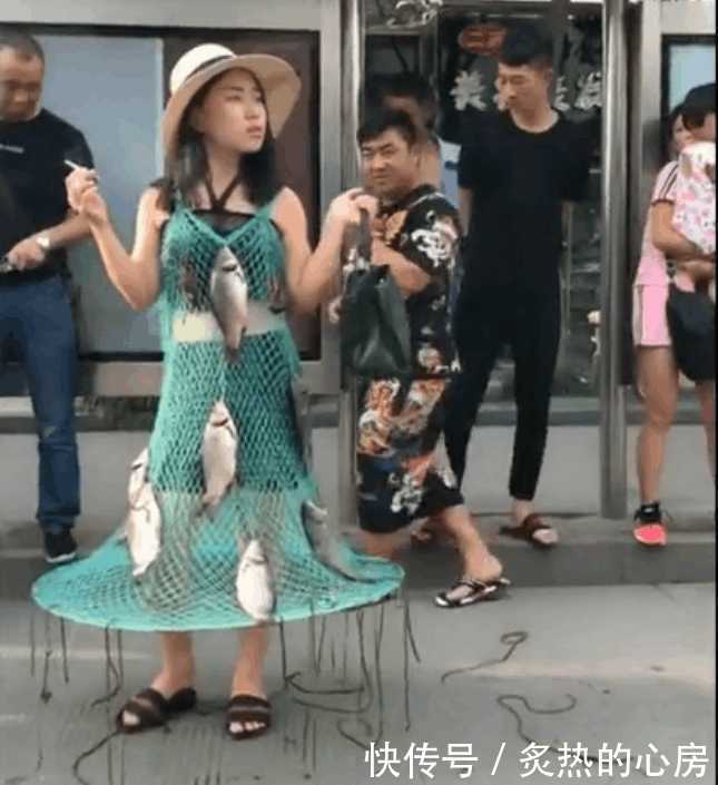 美女嘴刁中华烟，身穿泳衣形状钢丝球，路人看呆，大爷眼神亮了