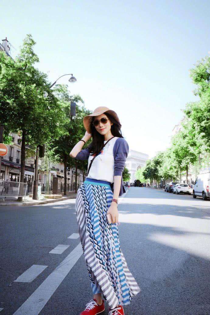 韩雪穿超短裤去机场, 暴露了一双惊艳美腿, 这哪像35岁的样子啊?