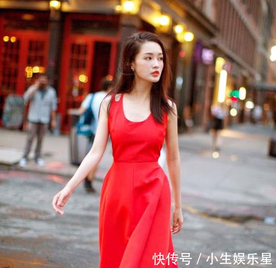 李沁嫌裙子太简单就在上面剪了一刀，看了效果，感觉还不如不剪