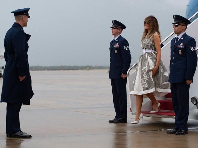 美国第一夫人白色搭配气场惊人，头发吹这么凌乱依然保持女神形象