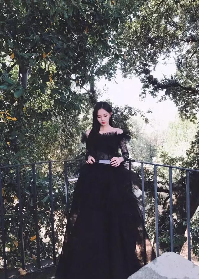 鞠婧祎短裤提得太高,安全裤都露出来了,网友:逼着人看?