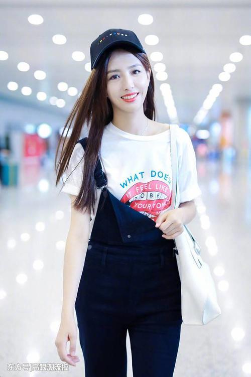 佟丽娅亮相巴黎，一袭白裙优雅满分，腰比A4纸还小