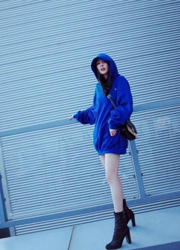 杨幂也太会穿了! 马丁靴配过膝袜, 网友: 难怪腿看上去一直那么细