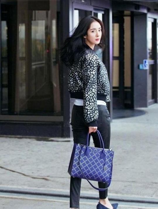 杨幂少见小蛮腰香肩秀, 网友不买账: 不好好穿衣服连头都抬不直