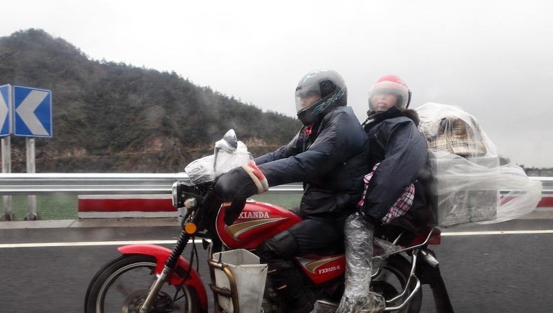  「摩托车」天寒地冻，农民工骑摩托回家，专家不解，面包车又不