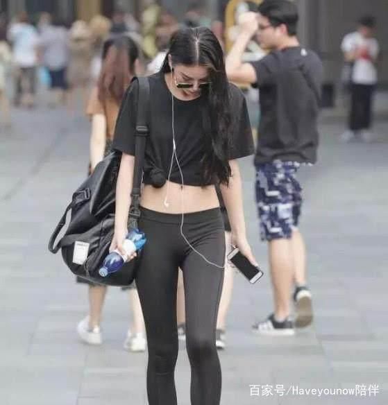 女神搭配紧身裤，线条感十足，又显瘦又时髦，演绎出少妇完美身材