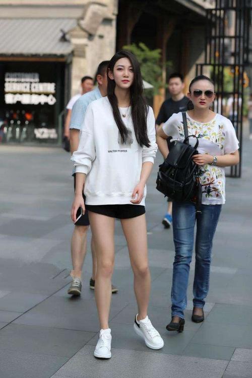 紧身裤满足女人的要求，走在街头上回头率十足！