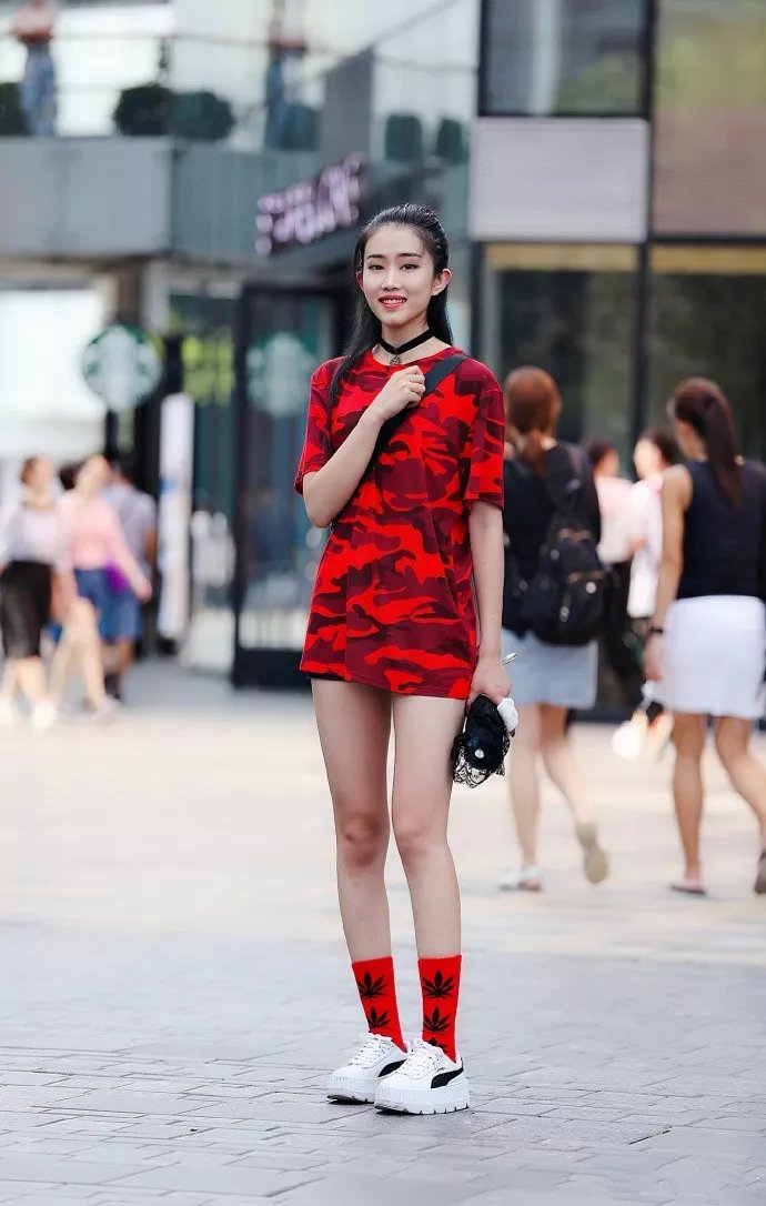 ?路人街拍，小姐姐身材微胖，穿着休闲又舒适，模样俊俏！