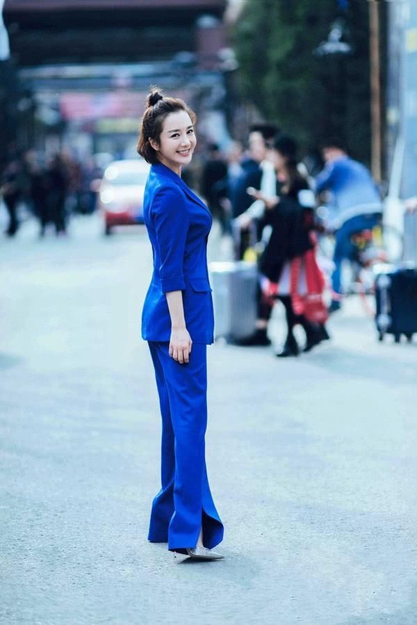 李依晓穿蕾丝裙只能遮住重点，这缝开得真大，网友:一般人穿不来